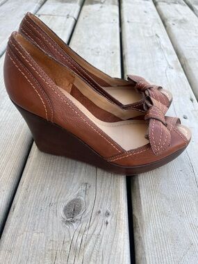 Nicole Janietan Leather Peep-Toe Wedges with Bow Accent size 6.5
